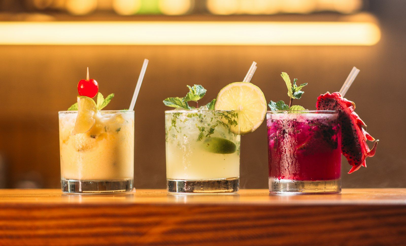 Bartender mixt einen Signature Cocktail in einer Bar im Belgischen Viertel Köln